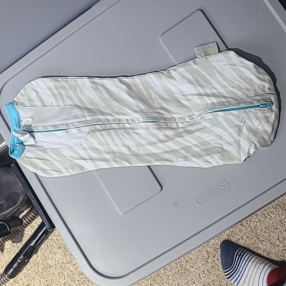 Woombie swaddle pod